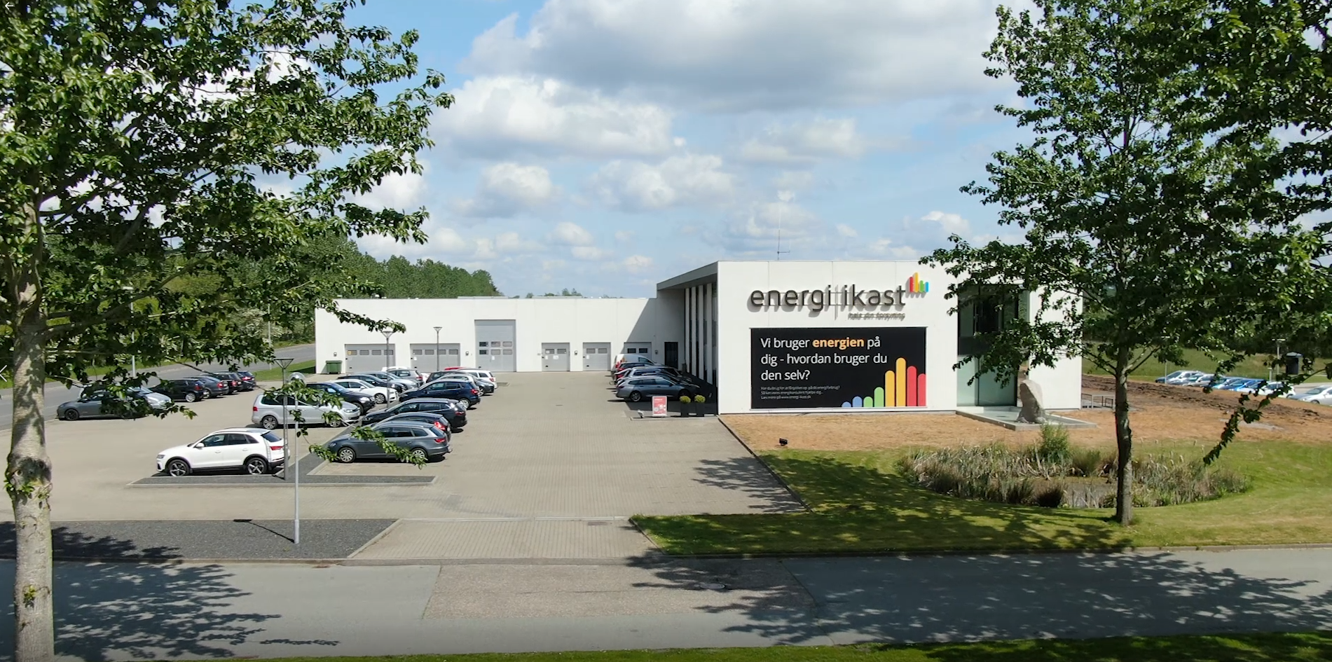 Energi Ikast - kontoret på europavej - "vi bruger energien på dig"-banner.