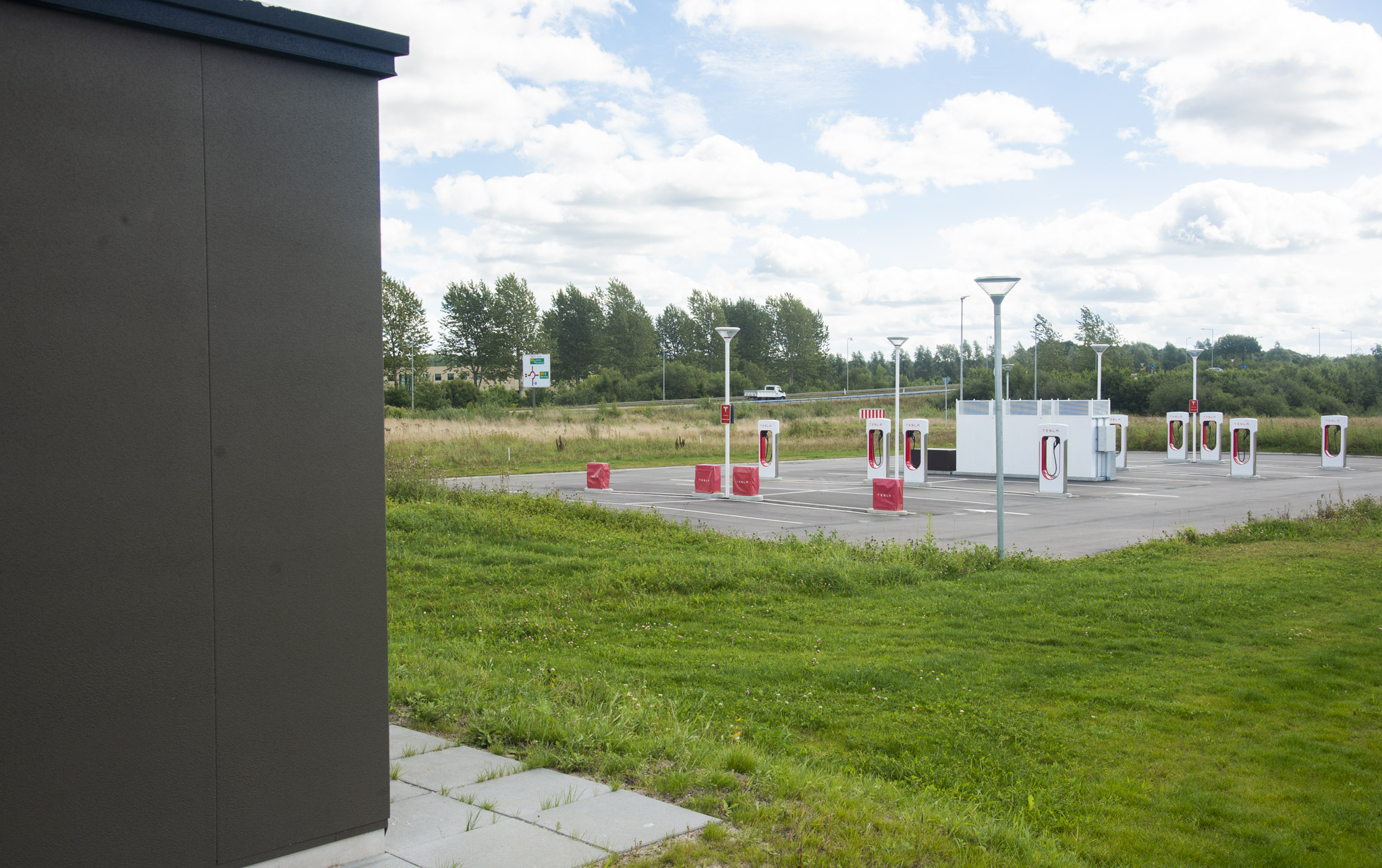 Den grønne transformerstation brummer svagt, når Teslas superchargere kører med 250 kW - Foto af Rune Kaldau