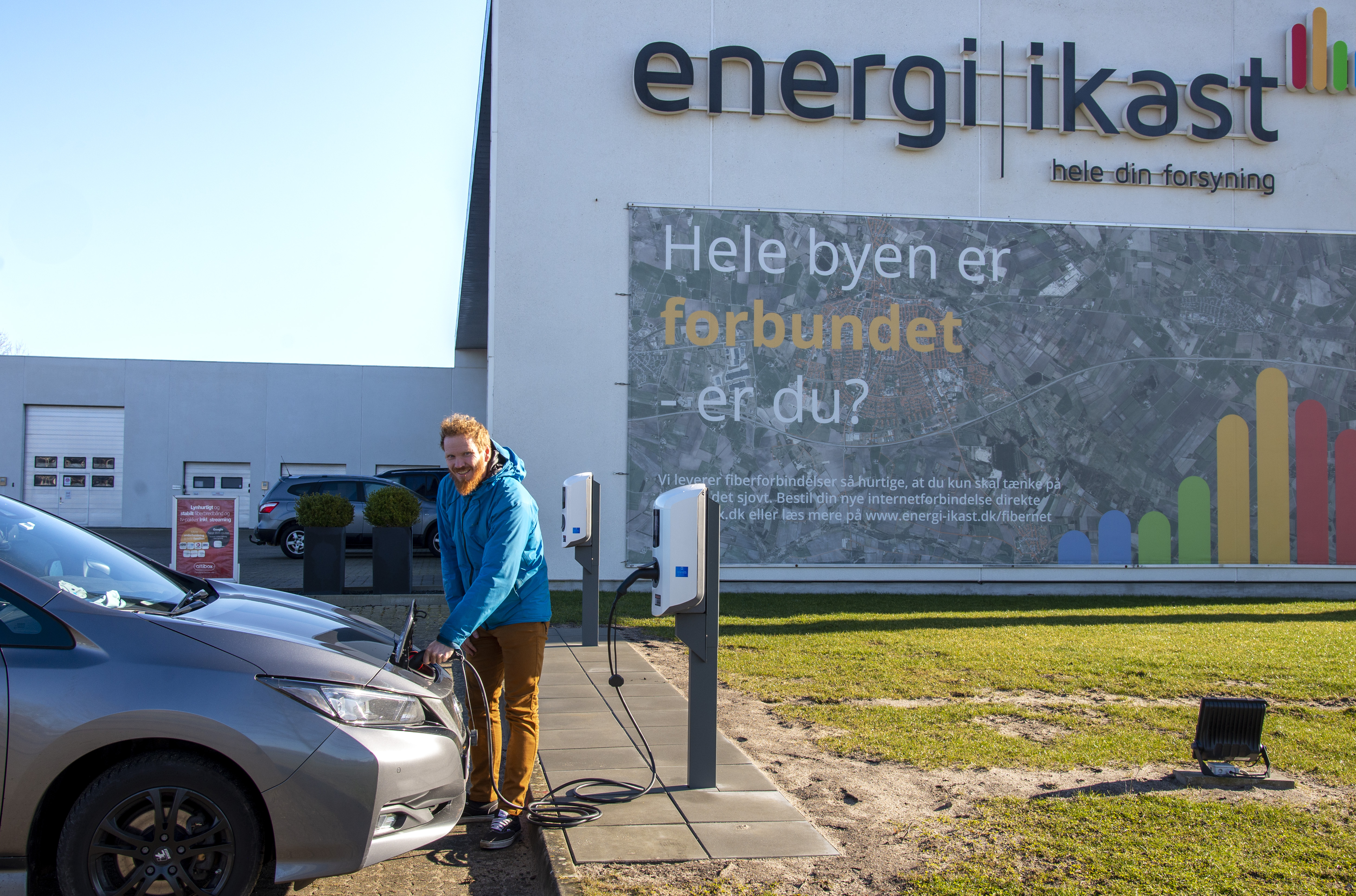 Det bliver nemmere for både medarbejdere og borgere i Ikast at få ladet deres elbiler. Foto: Energi Ikast