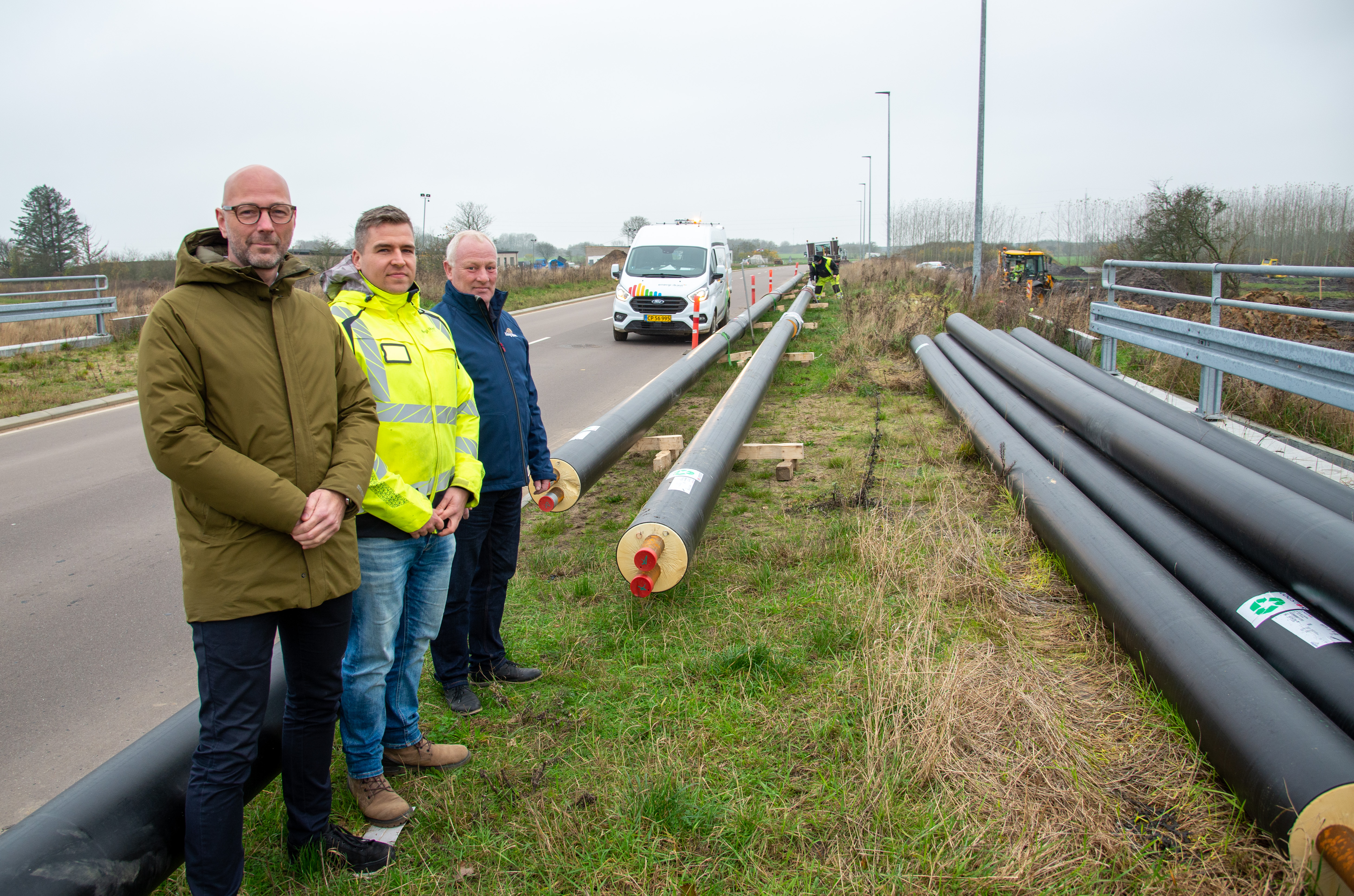 De grønne rør på Skovbyvej bliver gjort klar til at lægge i jorden. Fra venstre Christian Schrøder - SVP Kingspan LOGSTOR, Rasmus Hedevang - Distributionsleder Energi Ikast, Karsten Pedersen – Area Sales Manager Kingspan Logstor