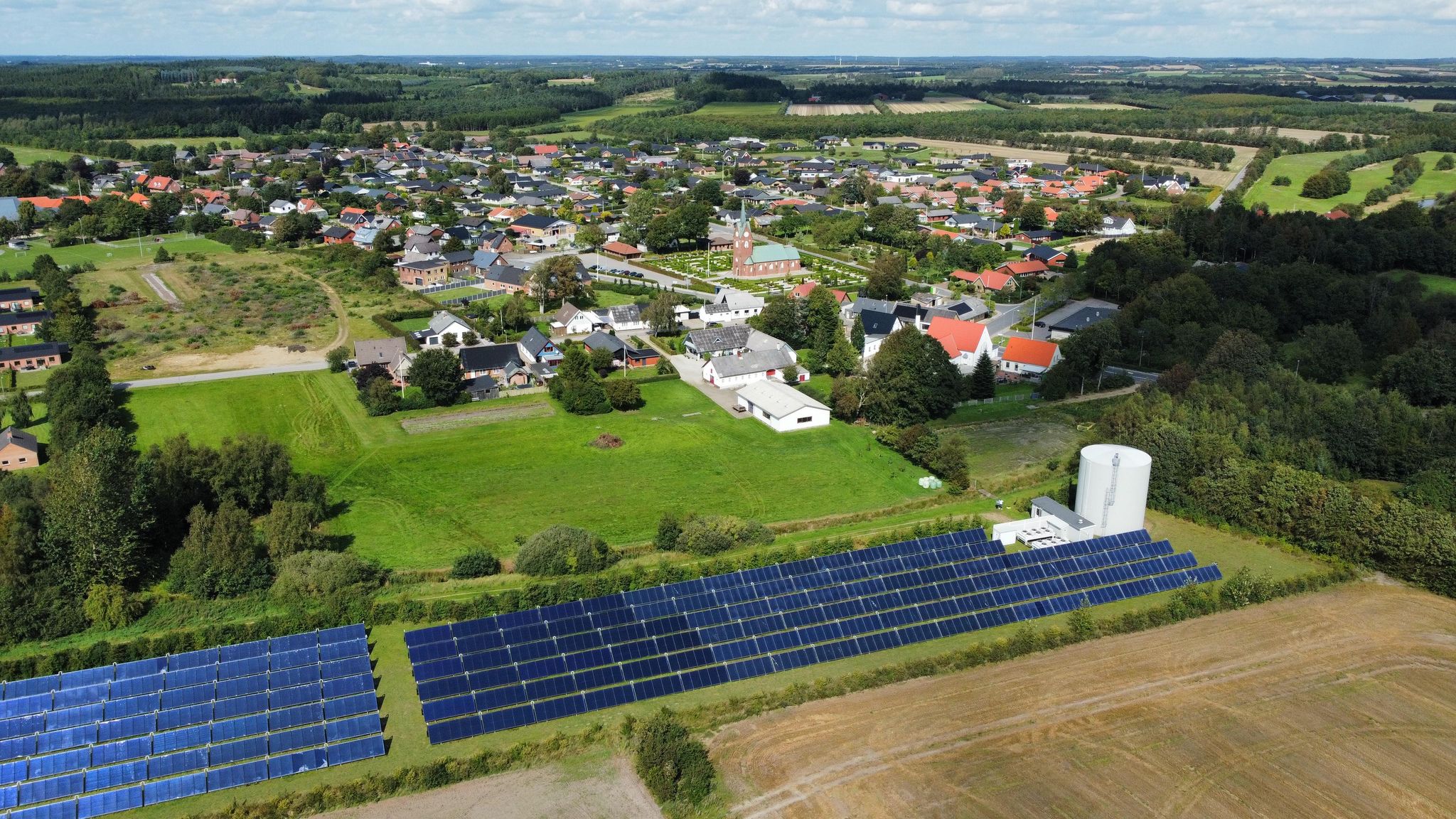 Isenvad og Energi Ikasts solvarmeanlæg set fra en drone