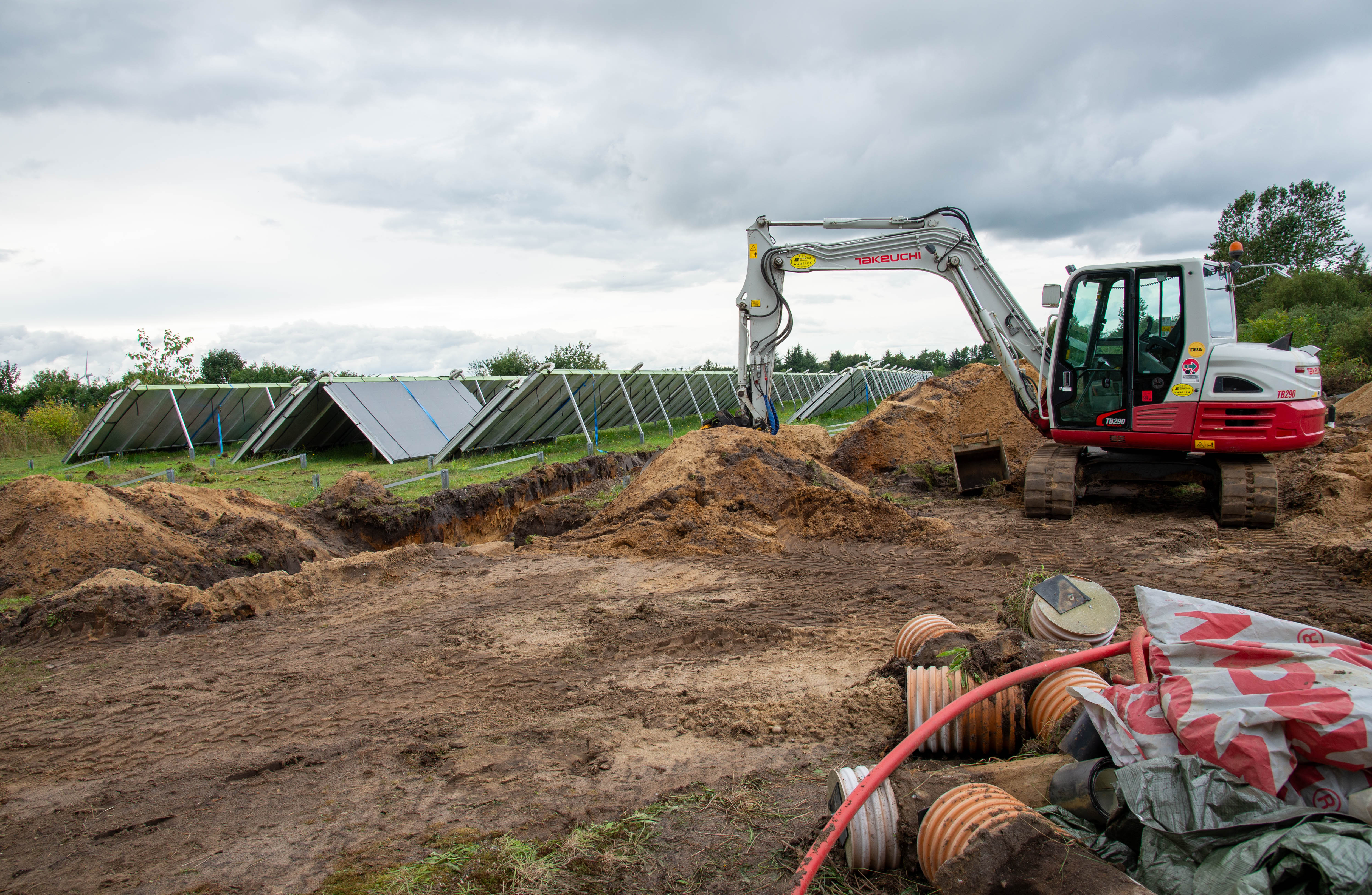 Gravemaskine ved startfasen til ny varmepumpe ved Isenvad solvarmeanlæg, aug 2023. Foto: Rune Kaldau