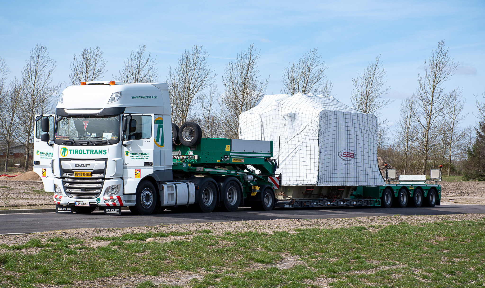 40 MVA Transformer på blokvogn bag lastbil på parkeringsplads. Foto: Rune Kaldau
