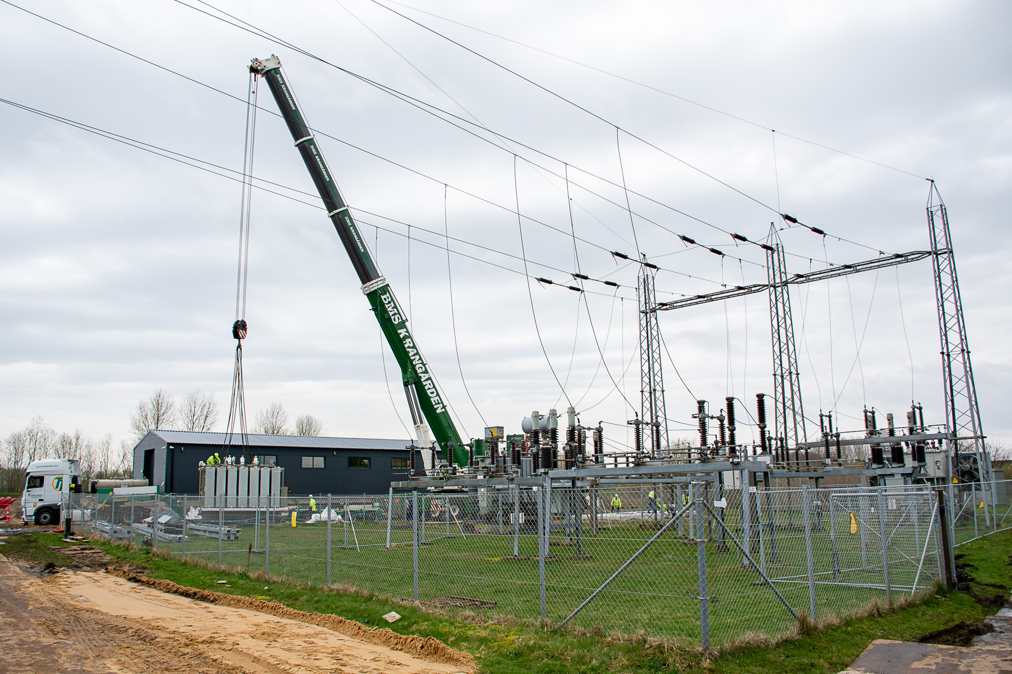 Transformeren løftes på plads på Ikast El Nets transformerstation 60-10 Syd i Ikast industrikvarter. Foto: Rune Kaldau